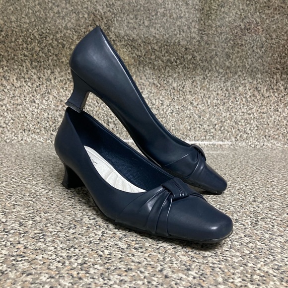 Easy Street Navy Heels Size 8.5 - Picture 1 of 12